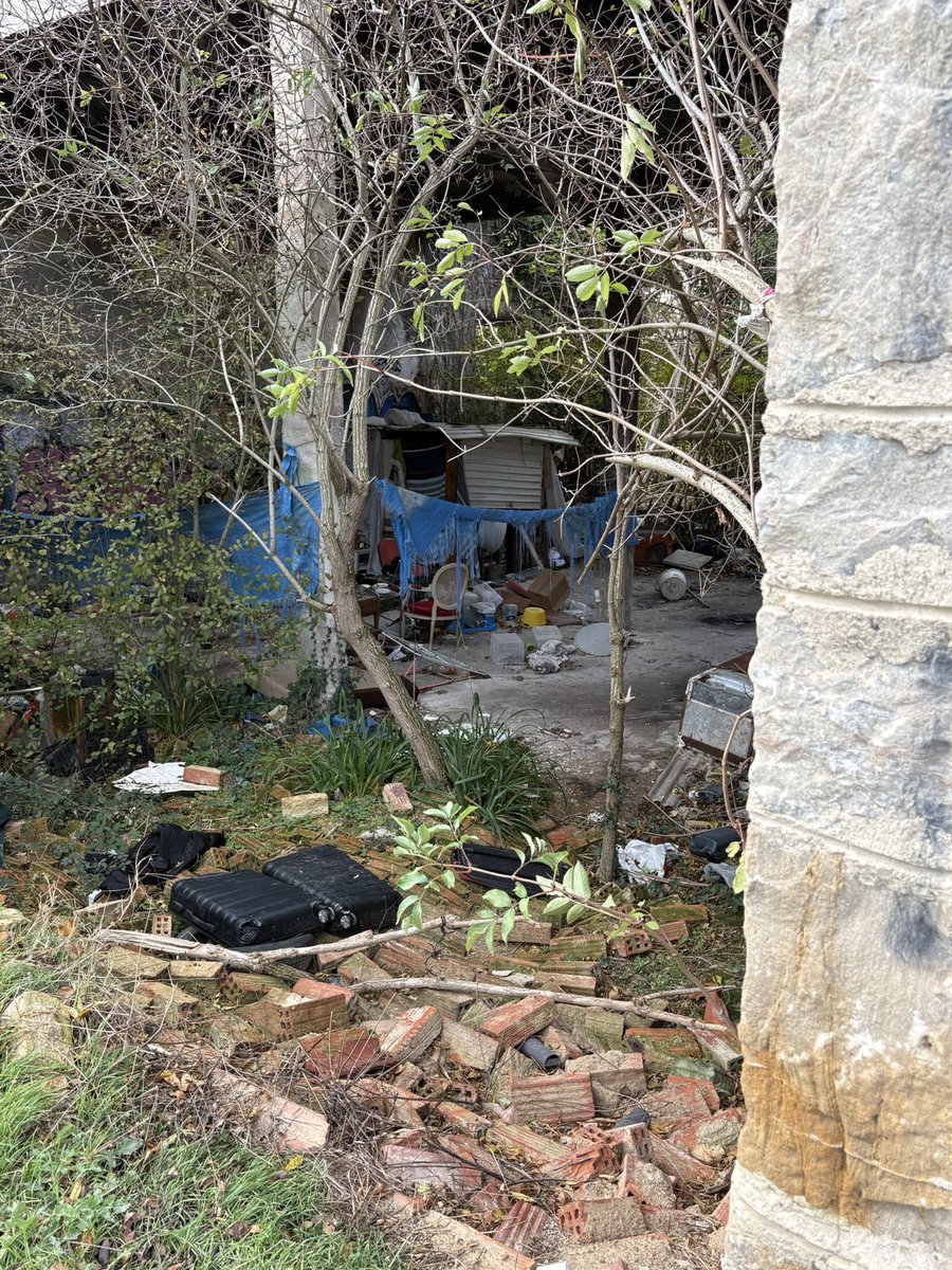 MejoraVG's tweet photo. Basura y asentamiento chabolista situado en Lugar Puente alto en la zona de Olarambe cerca del parque de #Olarizu en #VitoriaGasteiz https://t.co/QJEOLZnMtO