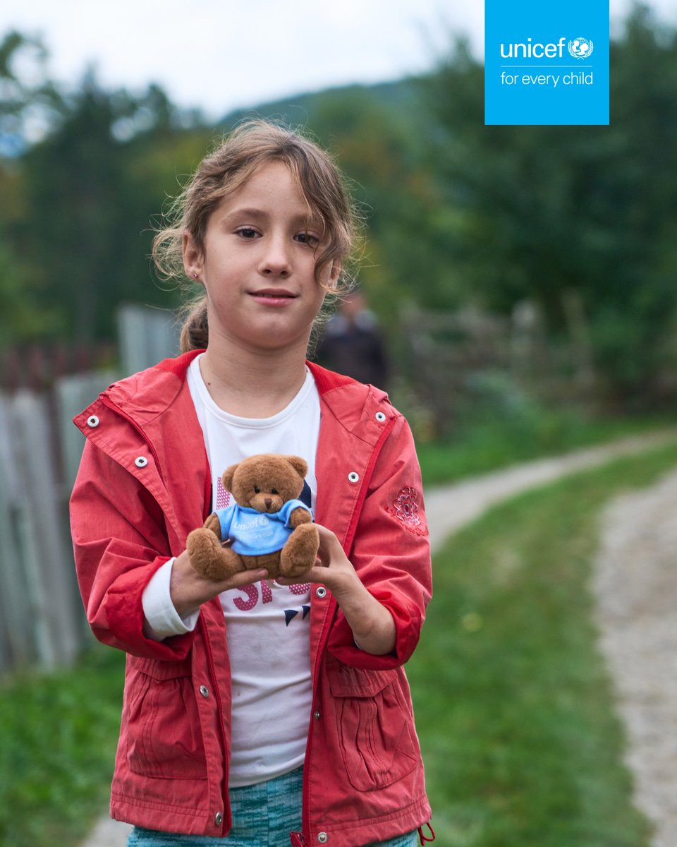 Petronela was born with a condition that prevents her hand from growing.
But it doesn’t prevent her from smiling, even though every movement takes effort.
A social worker helped her family access school scholarships and essential support.
💙 Donate now: help.unicef.org/en/generic-pet…