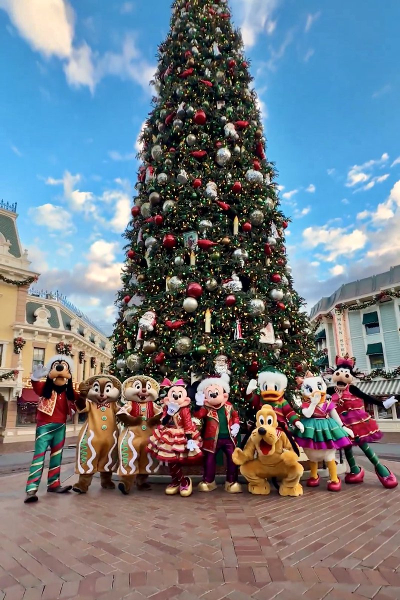 ScottGustin's tweet photo. Here’s a new look at Mickey, Minnie, and friends in their outfits for the holiday season at Disneyland Resort from Nov. 14 to Jan. 7. https://t.co/rFbiBwsCwy