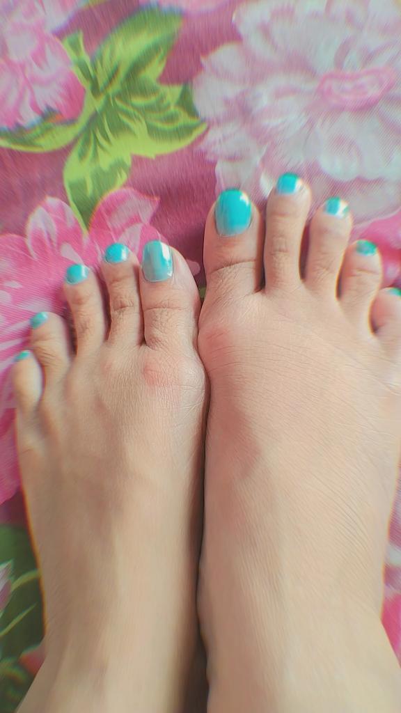 _pragyashukla_'s tweet image. सिर्फ इतना प्रेम किया मेरे पैरों को,
कि मुझे लगने लगा जैसे 
मैं जूतों की जगह
तुम्हारे होठों को पहने 
घूमती रही हूं..

~ प्रियंका 🌷