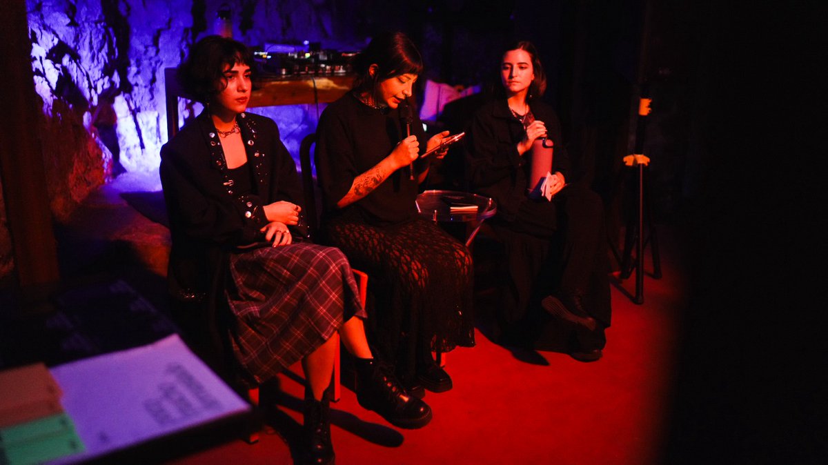 #CULTURA| En su segundo poemario, Otro colosal desencanto, Roxana Landívar convierte la imagen de la casa ajena en una metáfora de la migración, crea un territorio donde habitar el desarraigo. 

🤓Lee la reseña de María Isabel Pérez ene nuestro sitio web: indomita.media/roxana-landiva…