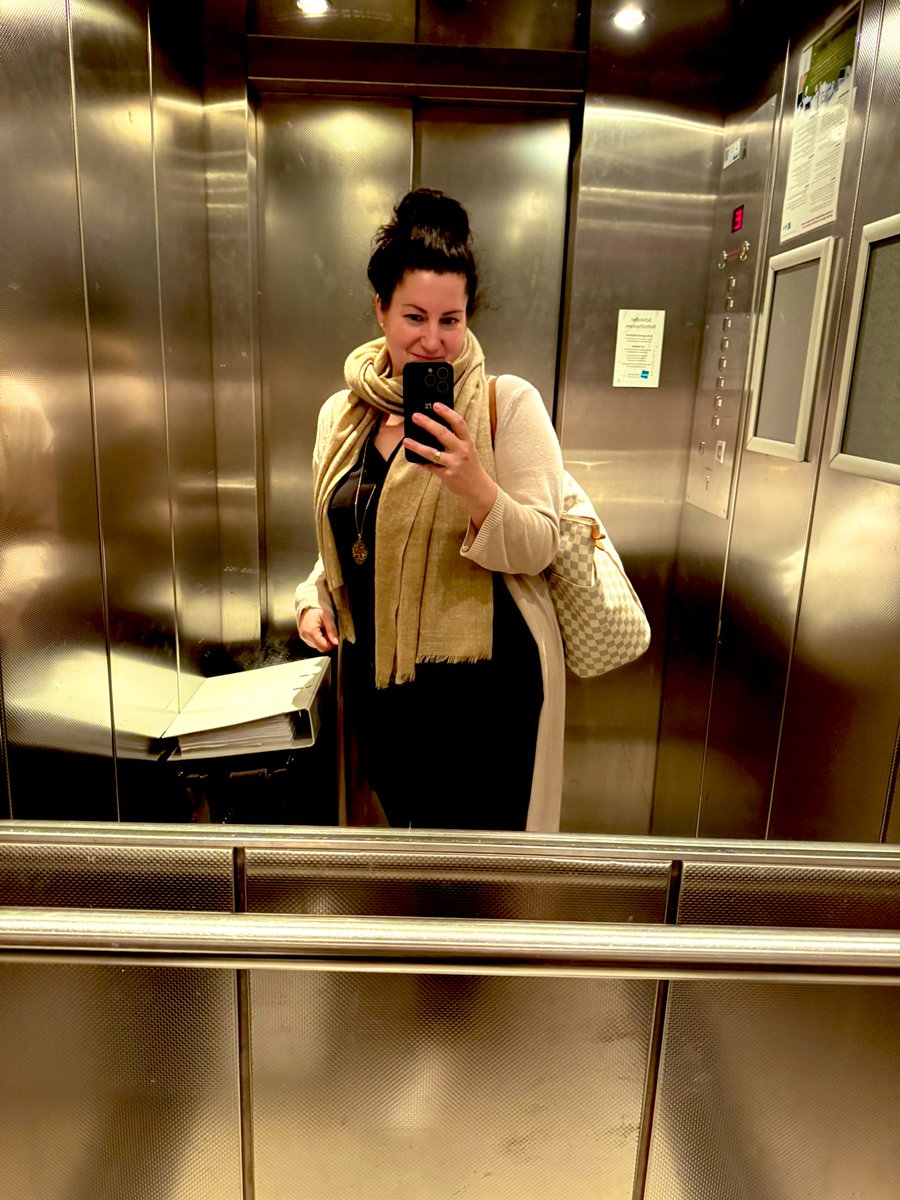 chillibeat's tweet image. Feierabend. Ab zum St. Martin nach Hause… ☺️
Schönes Wochenende, ihr Lieben.🍀