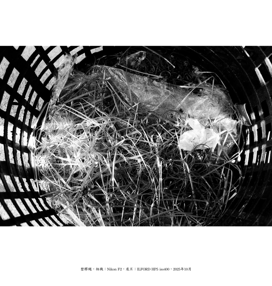 Disturb_HJB's tweet image. 補上其他幾張也是在福安宮拍攝的影像，光線穿透門簾照在地板產生的反光、回收桶裡塑膠的繩子（燒金紙前會拆下來的那個）與與金爐上的交趾陶。

#Ilford #HP5 #iso400