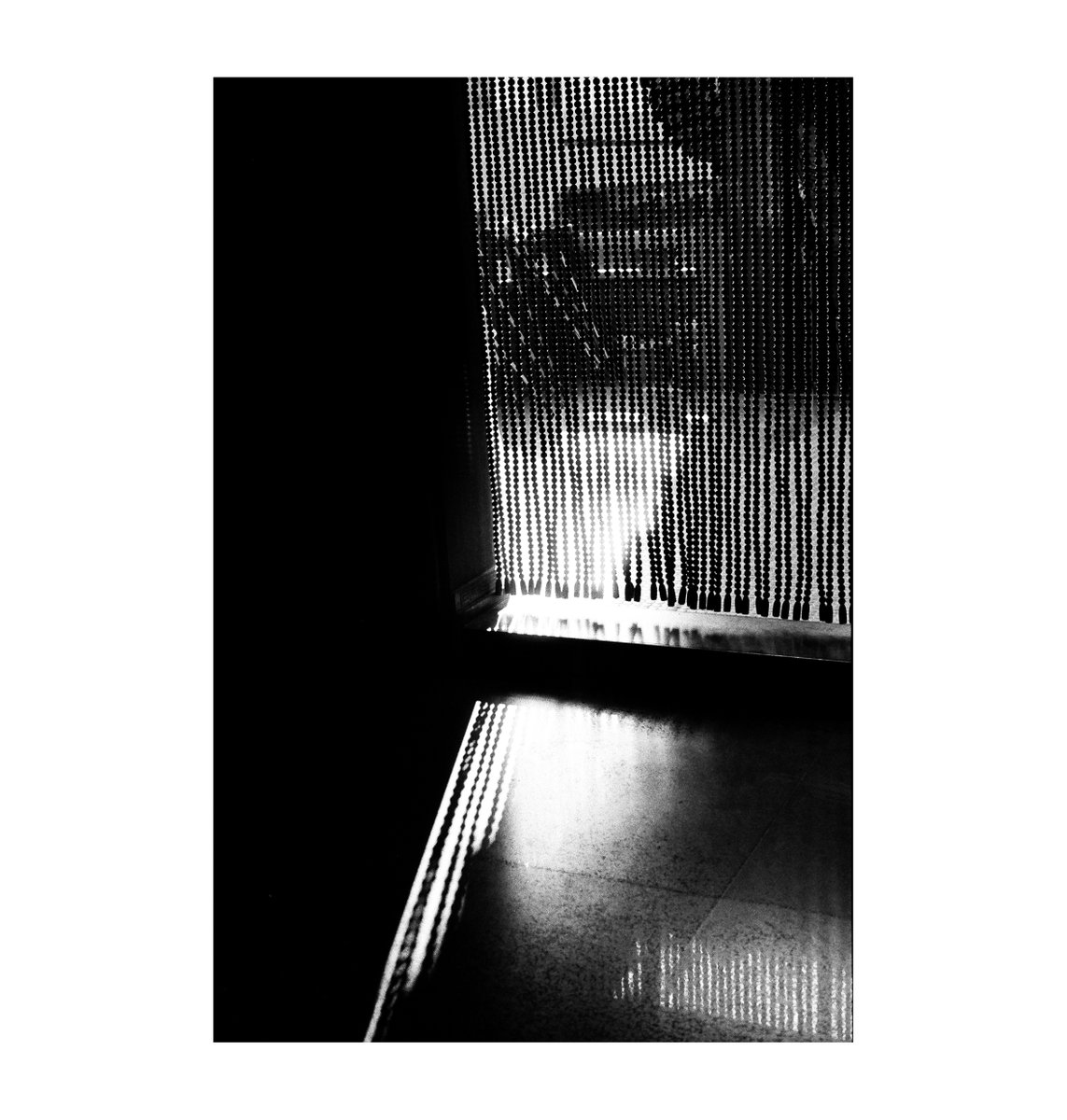 Disturb_HJB's tweet image. 補上其他幾張也是在福安宮拍攝的影像，光線穿透門簾照在地板產生的反光、回收桶裡塑膠的繩子（燒金紙前會拆下來的那個）與與金爐上的交趾陶。

#Ilford #HP5 #iso400