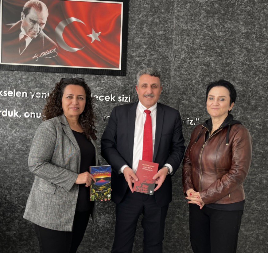 Mehtap_Altan's tweet image. Bugün, değerli dostum Eğitim Bir-Sen İzmir 1 Nolu Şube Eğitim ve Sosyal İşler İl Başkan Yardımcısı Güldeste Dertli ile bir araya geldik. 
Bayraklı İlçe Milli Eğitim Müdürü Sayın Mehmet Tahir Büdün’ü ziyaret ettik. Çiçeği burnunda iki kitabımız “Saruhanlı’nın Gizemli Öyküsü” ile…