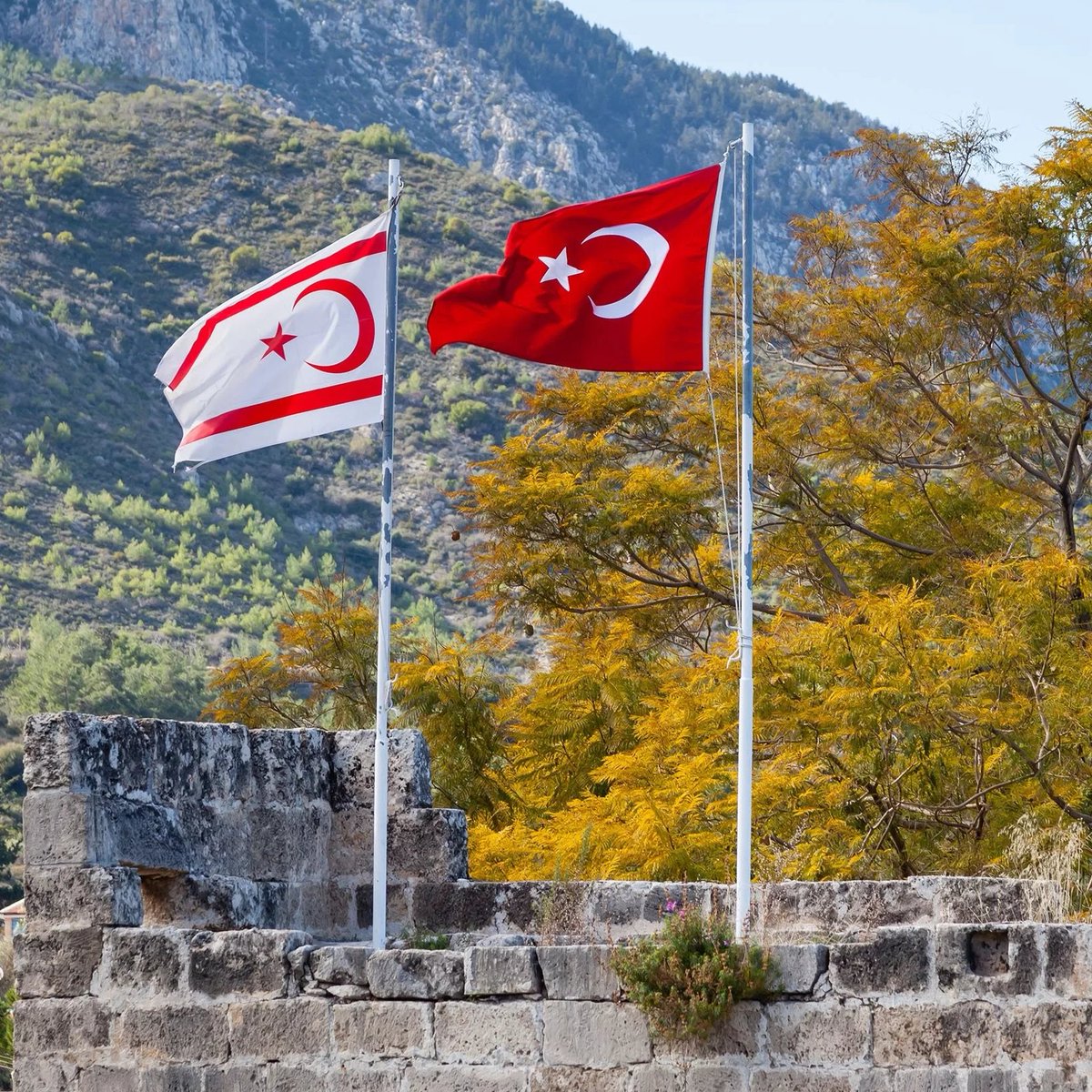 42 yıl önce bugün, Kuzey Kıbrıs Türk Cumhuriyeti kuruldu.