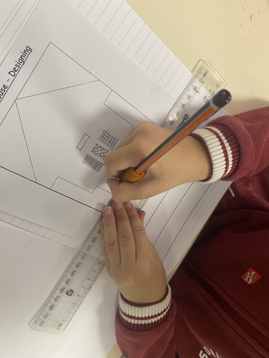 MrsImadBF's tweet photo. In DT we have been learning about Tudor houses and today designed our own, making sure to include lots of detail. 🏡 @MrsWMohranBFS https://t.co/U0xoRBqhBz