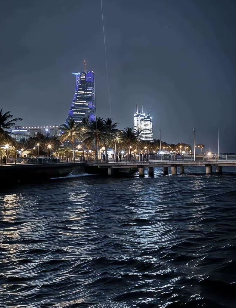 عندما يكون لليل والبحر معنى

يكون تحت سماكِ ياجدة🌊☁️