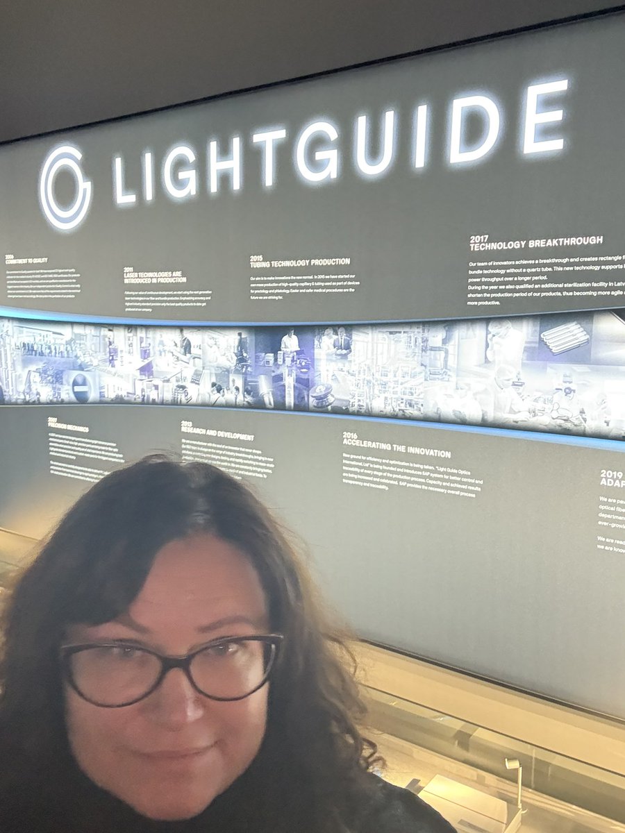 Te svētku sajūta radās uz visiem 100, lidinos virs zemes. Tas, ka viņi ir superaugstas pievienotās vērtības radītāji, bija zināms, bet to nevar cipariski izteikt. Viss tik skaists, gaišs, tīrs - telpas un cilvēki. Visi smaida, LV karodziņi pie auto, izgaismots karogs uz ēkas 😍