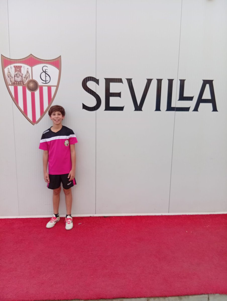 Guillermo Serrano, portero del Alevín A del Atlético Mancha Real en la Ciudad Deportiva del Sevilla FC realizando una prueba de evaluación deportiva. 
Enhorabuena por tu experiencia inolvidable 🟢⚽️🟣 👏💪