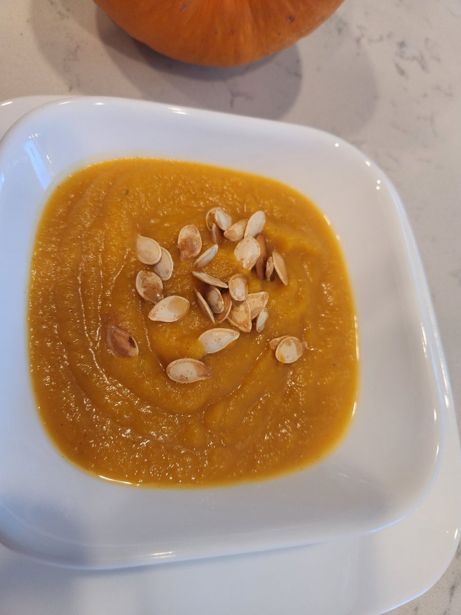FitRoverTrainer's tweet image. Turn your Fall pumpkins into a velvety spiced soup with incredible flavor.

#recipe #cook #nutricion #Nutritionist #nutritioncoach #mealplan #healthcoach #wellnesscoach #soup #tasty #nutty #pumpkinseason #pumpkin #orange  #pumpkinseeds #vegan #flavor #flavorful #diet #weightloss