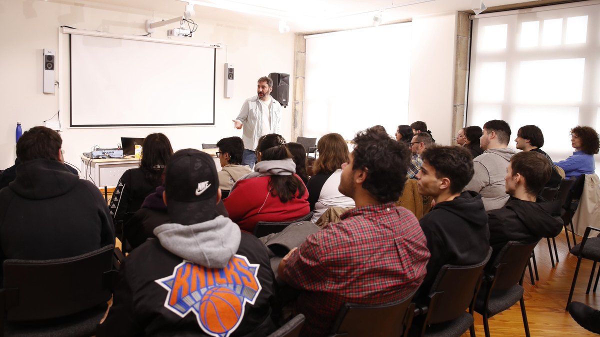 📽️ Esta terceira xornada comezou da man de Álex Agüera, cineasta que impartiu un obradoiro sobre do proceso de creación dun videoclip: da idea á execución.

Unha sesión moi participativa, que pechou coas anécdotas e experiencias vividas durante a rodaxe dun videoclip de Estopa.