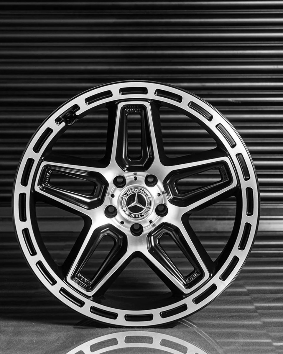 ProjectKahn's tweet image. Mercedes G-Wagon (1990–2018) AMG Only G06 Light Alloy Wheels
Price: £2,598.96 INC. VAT

Size (Front): 9.5 x 22&quot;
Size (Rear): 9.5 x 22&quot;
Colour: Satin Black / Diamond Cut
Recommended Tyres: 285/45/22 (Front &amp;amp; Rear)

#MercedesGWagon #AMGGWagon #KahnDesign #ChelseaTruckCompany