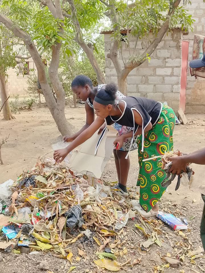 AEProgram's tweet image. We are proudly shaping tomorrow’s leaders at our flagship Learning &amp;amp; Leadership Center in Kafue, #Zambia—over 200 peer educators trained and already making a difference. Recently, 52 of these outstanding youth brightened the lives of elders in the Kalundu View community with…
