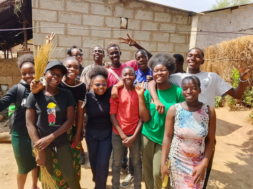 AEProgram's tweet image. We are proudly shaping tomorrow’s leaders at our flagship Learning &amp;amp; Leadership Center in Kafue, #Zambia—over 200 peer educators trained and already making a difference. Recently, 52 of these outstanding youth brightened the lives of elders in the Kalundu View community with…