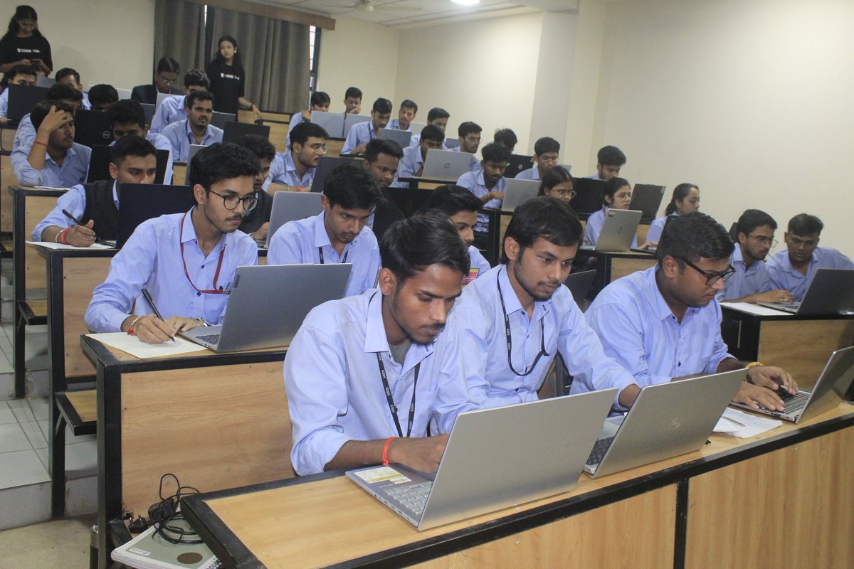 abesec_codechef's tweet image. 🚀 Clash of Coders 4.0 wrapped - and our old record? Absolutely obliterated.
🔥 750 + participants, because when you host banger events, people rush in.
Here’s to raising the bar so high even future us need a ladder
#ClashOfCoders