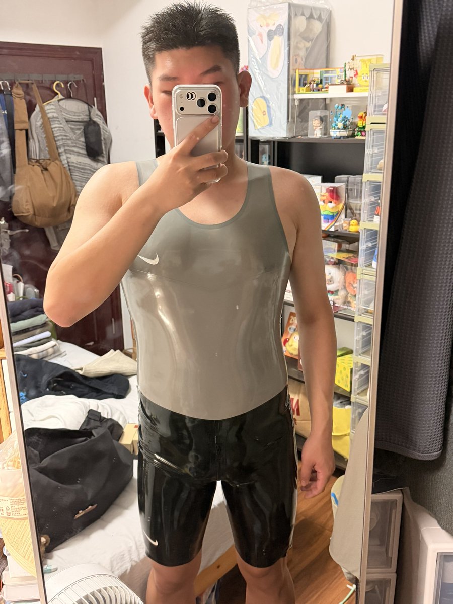 SynoIsHoward's tweet photo. 新胶衣🥵🥵

#乳胶 #rubber #胶衣 #latex #奴 https://t.co/3Gf5UA3NYb