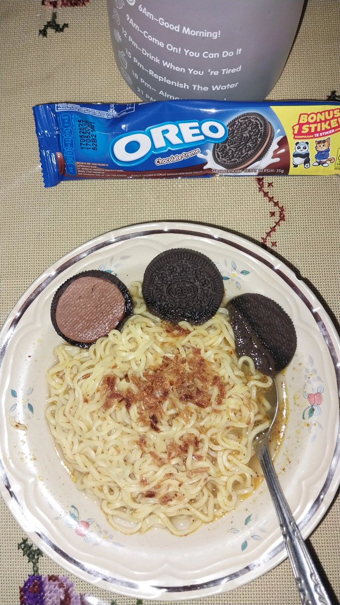 sheoversharess's tweet image. indomie kari oreo coklat 🤎