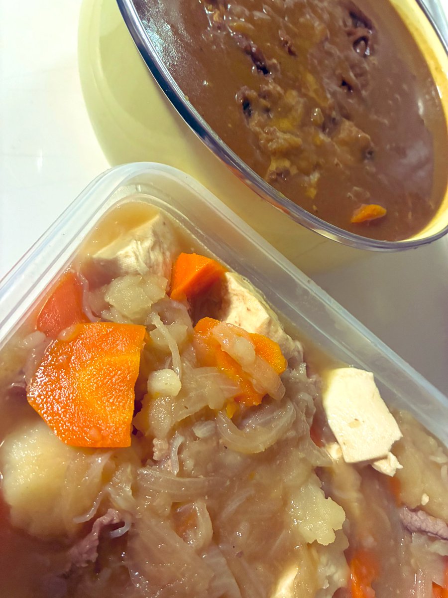 仕事が忙しいので、作り置きで肉じゃがとカレー、etc。
すぐご飯できるし、帰った時に急な来訪にも対応できるから地方多めの時は作り置き多め。

スパイスカレーめちゃくちゃいい匂いだし肉じゃが美味い。
ジャガをケチってメークインにしなかったから少し見栄え悪いのが難点。
明日は大阪！5時起き！