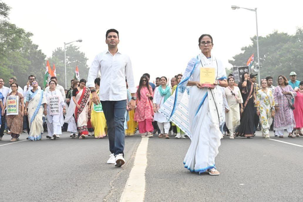 BishwaBangla's tweet photo. আমার মাটি, আমার মা —
ইউপি, বিহার হবেনা।

বিজেপি, পারলে সামলা.... 
#KickOutBJP 
#NoVoteToBJP

© @SanghamitraLIVE https://t.co/AY4O8OmmtV