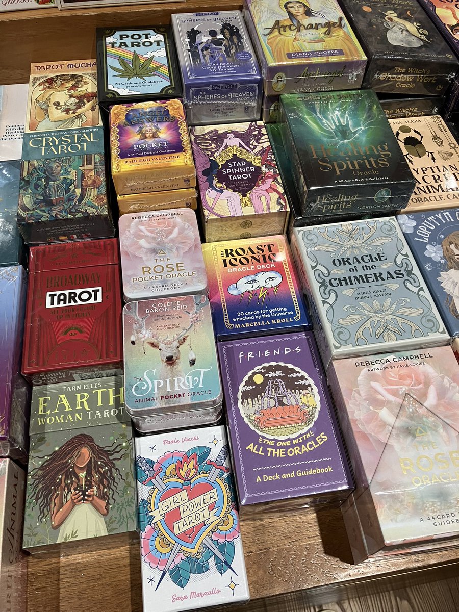 なんかいまタロットカード流行ってる？！ 誠品にも平積みのアイランド