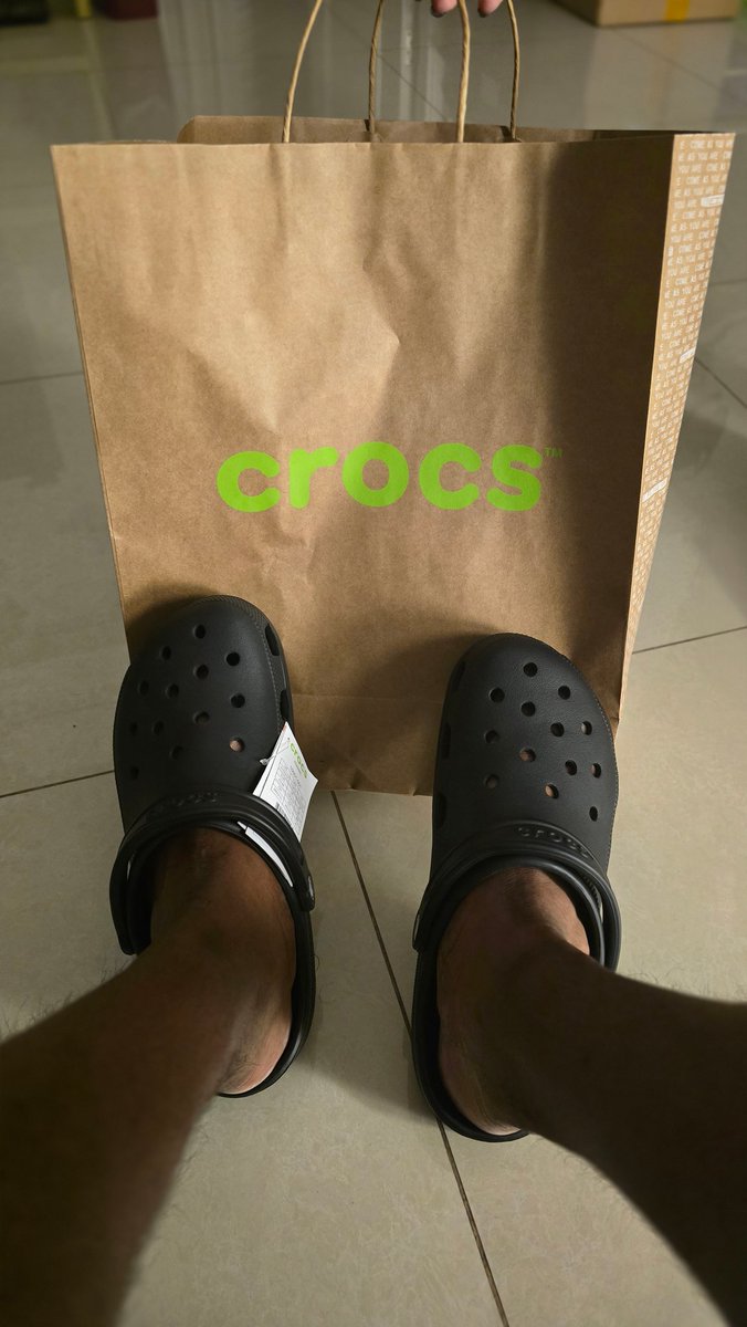 0xBashS's tweet image. Swapping Loro Piana loafers and Nike sneakers for Crocs.

Who&apos;s got some Jibbitz merch for me?