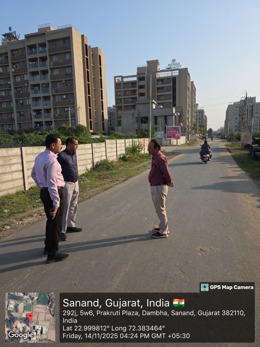 infoahdgog's tweet photo. મુખ્યમંત્રી શ્રી @Bhupendrapbjp ના માર્ગદર્શન હેઠળ રસ્તાના કામોની ગુણવત્તા ચકાસવાના નિર્ણયનો અમદાવાદમાં તત્કાળ અમલ.

ગઈકાલે મહાનગરપાલિકાઓ બાદ આજે અમદાવાદ ઝોનના પ્રાદેશિક કમિશનરશ્રી, ઉચ્ચ અધિકારીઓએ બારેજા, સાણંદ, વિરમગામ અને ડાકોર ન.પા.માં રોડ રિસરફેસિંગ કામોની આકસ્મિક ચકાસણી કરી. https://t.co/XgULaI9ncX