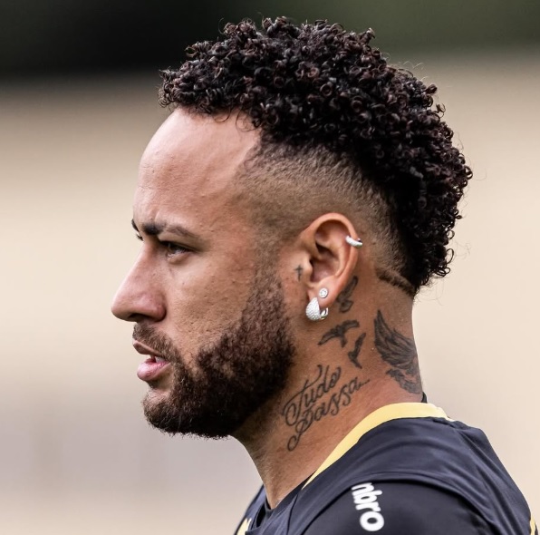 futbolarena's tweet image. SON DAKİKA - Fabrizio Romano: &quot;Neymar ara transfer döneminde serbest bir oyuncu olarak Santos&apos;tan ayrılabilir. Bu sebeple bazı kulüpler durumunu sormak için çalışmalara başladı. (Youtube)