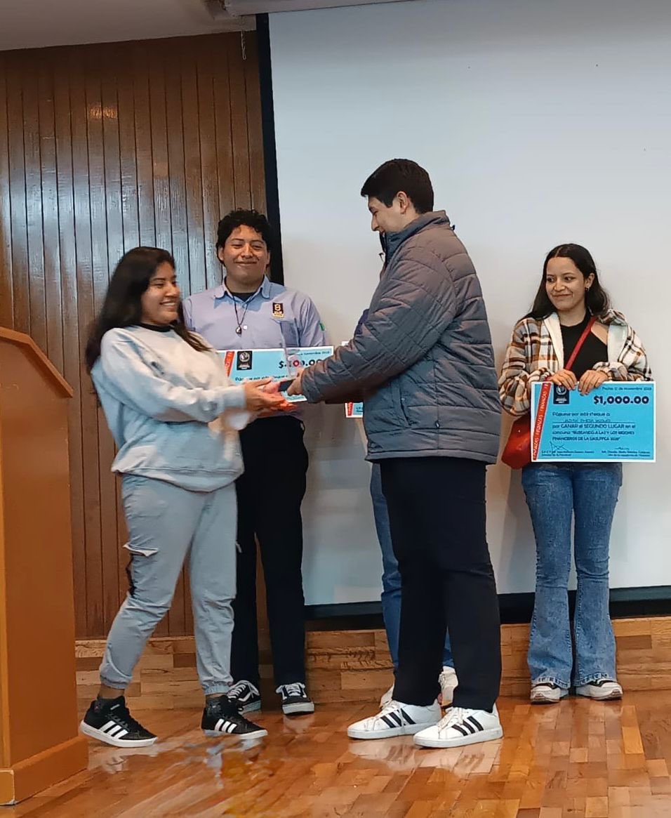 La #UASLPFCA Felicita a los ganadores del las y los mejores Financieros de la Facultad 2025; siendo el primer lugar entregado por el ganador de la entrega pasada Adolfo Rivera ✨
🥇Primer lugar: Jazmín Pineda
¡Muchas felicidades!👏