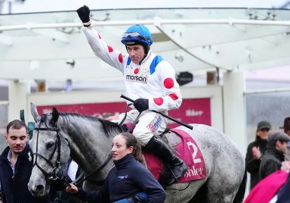 INGHILTERRA. L'Eau Du Sud strapazza Jonbon nello Shloer Chase a Cheltenham. L'allievo di Dan Skelton guarda adesso al Tingle Creek a Sandown. A rischio il convegno del sabato causa il ciclone Claudia; ispenzione 7,30 mattino #danskelton #skeltons #harryskelton #cheltenhamrace
