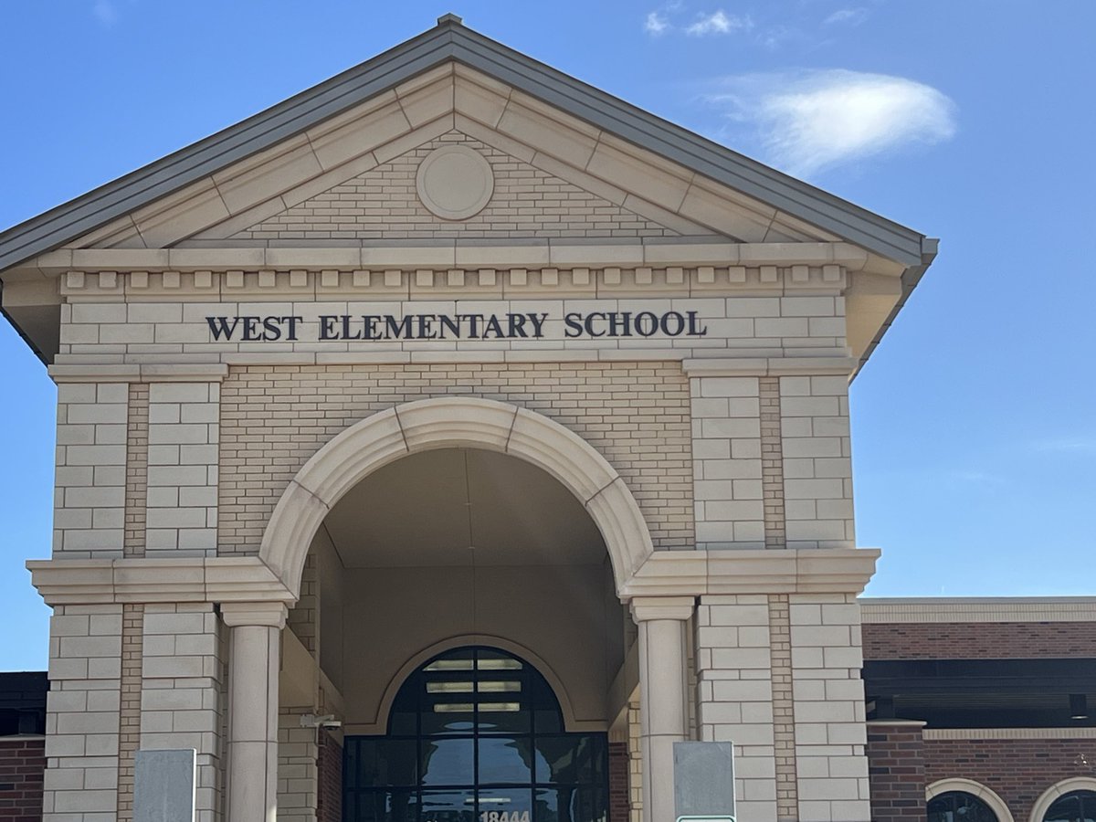Had a ROAR-ing good time at <a href="/TISDWEST/">West Elementary</a> today for ROAR to READ! Thank you for welcoming me onto campus and sharing your awesome energy 📖#RoarToRead #GoldStandard #BEGOLD
