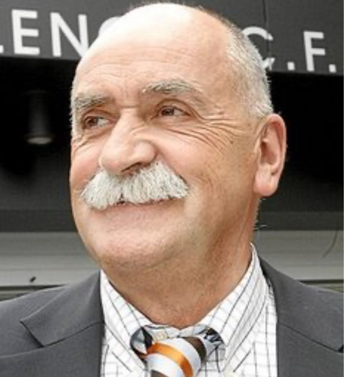 ¡Qué pena! Otra gran persona que nos deja. DEP Xabier Azkargorta. Besos y abrazos a la familia y amigos. Cuántos viajes y cuantas risas con mi querido ‘BIGOTÓN’.