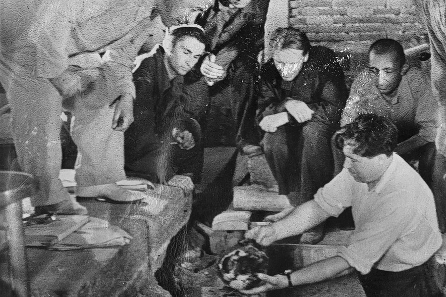 Bassam_A_Noor's tweet photo. 1. في 20 يونيو 1941، فتح علماء آثار سوفييت قبر تيمورلنك في سمرقند بعد أمر الرئيس السوفييتي ستالين واستخرجوا جثته وأرسلوها إلى موسكوا لدراستها. https://t.co/Uz2YMtehbN