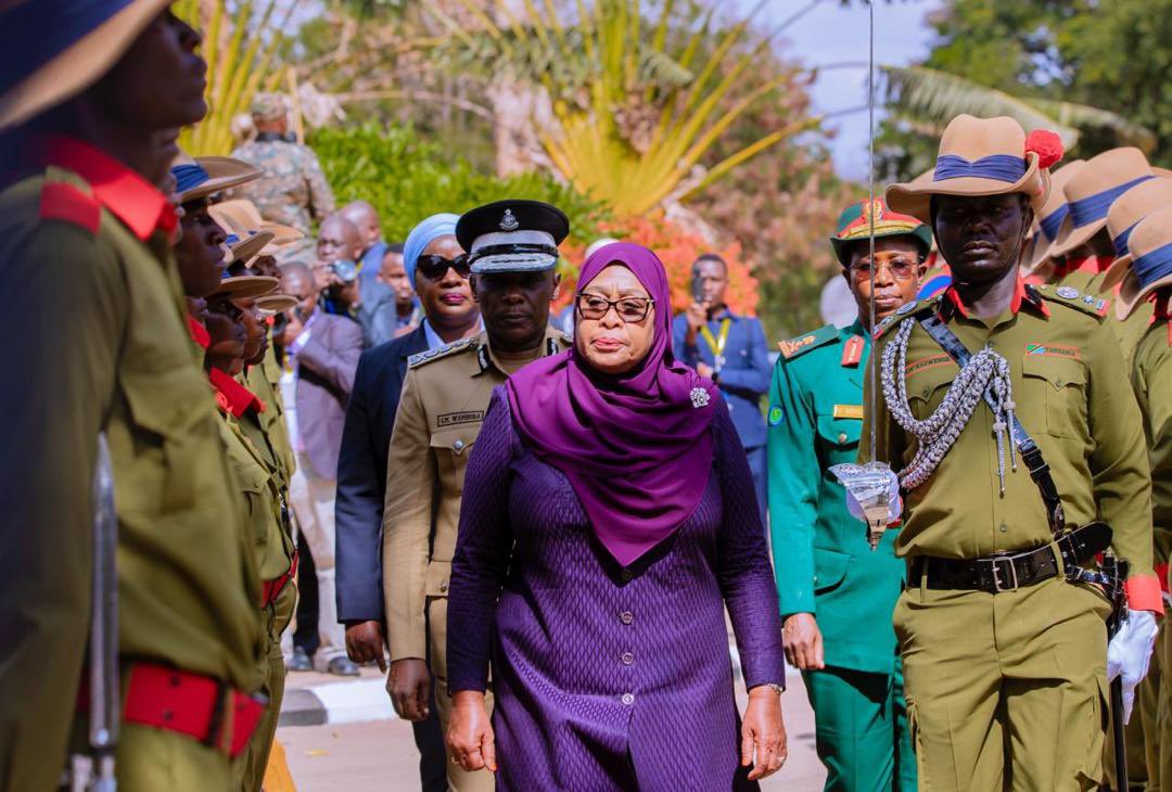 SAMIA ATOA ONYO KWA WATENDAJI WA SERIKALI
Rais Samia amesema serikali haitovumilia uzembe kwa watendaji. “Watendaji wa serikali msipobadilika kuendana na matarajio ya wananchi, tutawabadilikia.”
