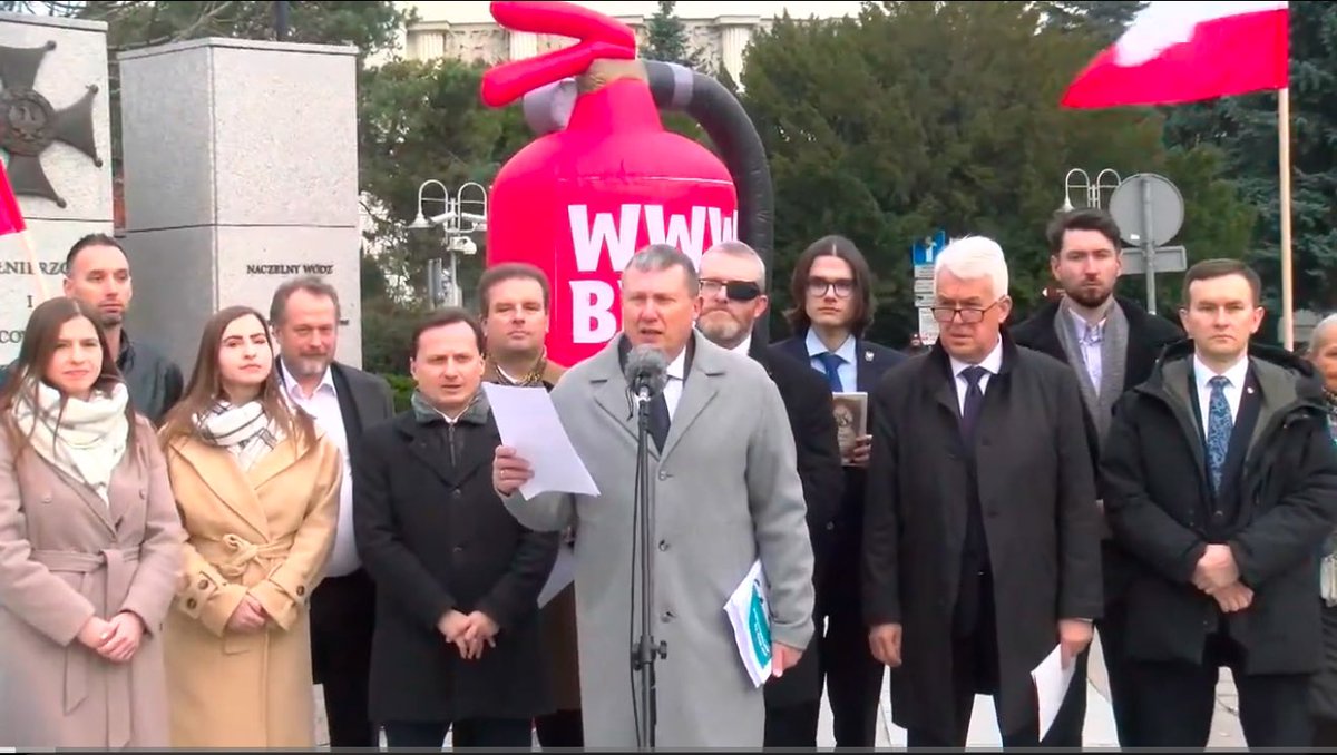 Konferencja prasowa <a href="/KoronyPolskiej/">Konfederacja Korony Polskiej</a>  na temat uchwały rządowej Donalda Tuska - dokumentu pełnego antypolonizmu, mającego na celu ochronę nowych "nadludzi" przed wszelką krytyką.
Link w komentarzach 🧯