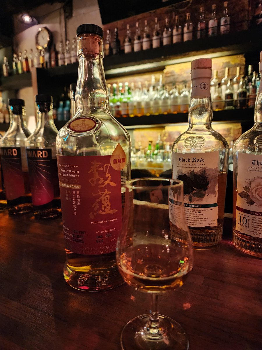 dcmgpp's tweet image. グラス一杯のウイスキーで、時の経過を味わいながら、一口ごとに異なる物語を語ります。