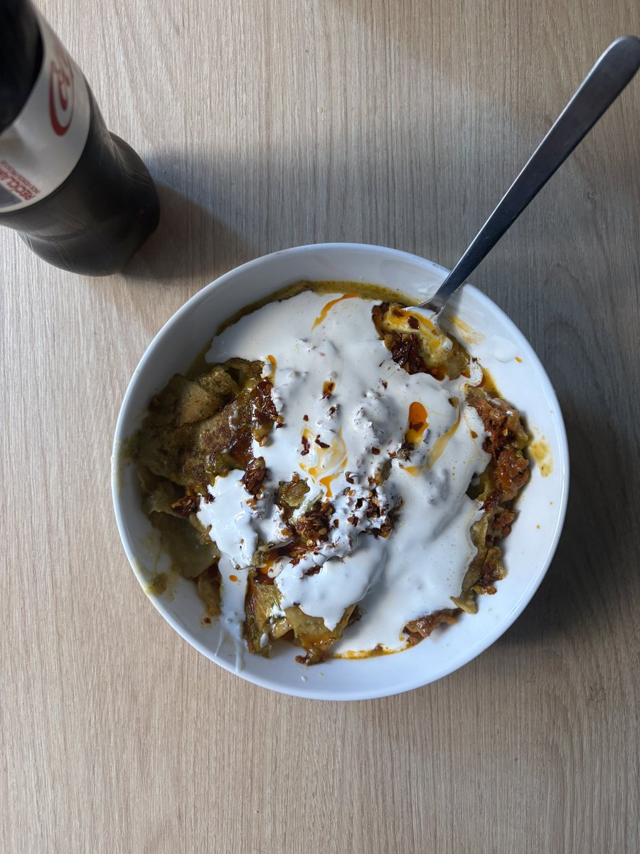 hlfsh's tweet photo. Chilaquiles verdes con chorizo y salsa macha para aguantar todo el día y no gastar en comida en el corona #BeastMode #TeamSuaves #Irreal https://t.co/3IdDXgqDPI
