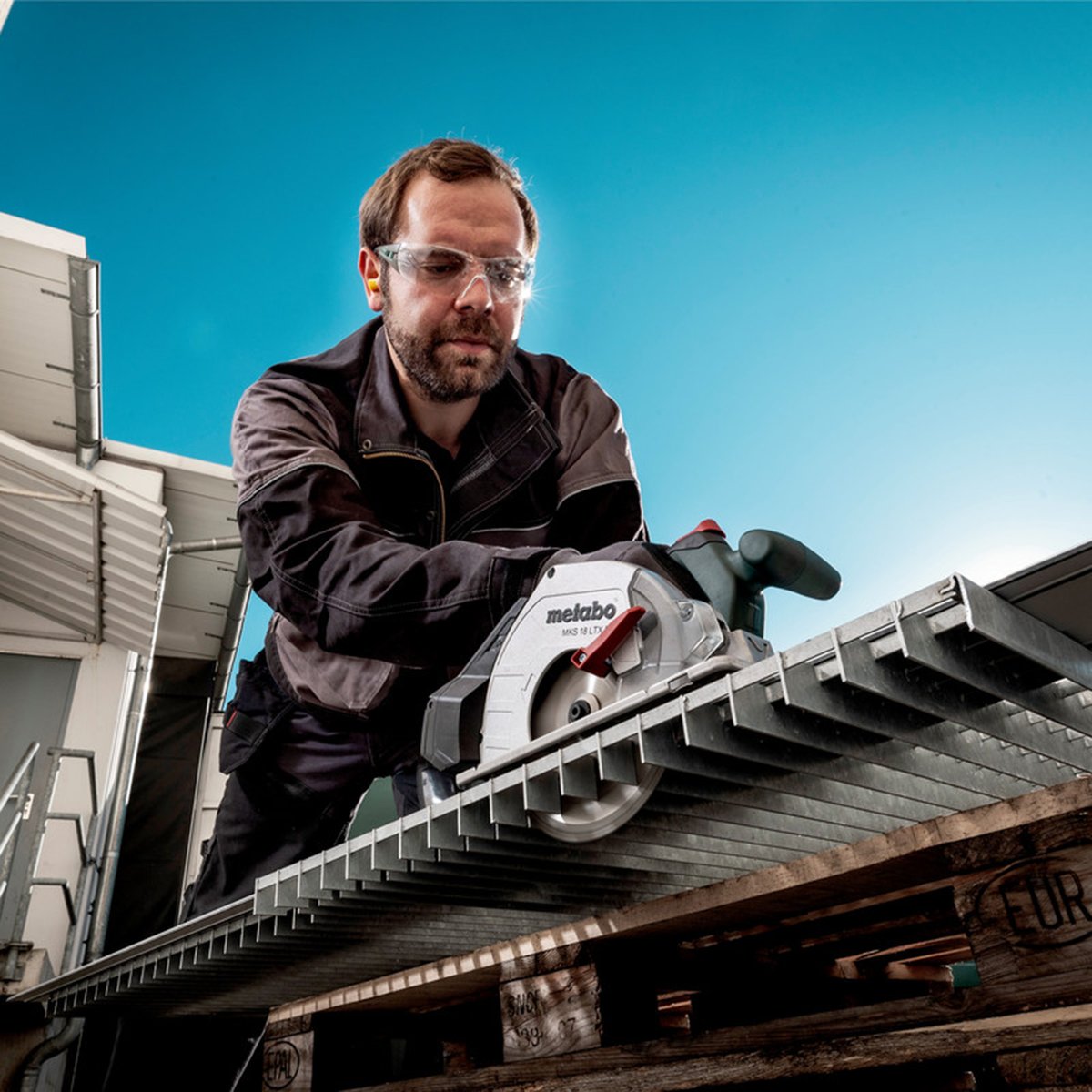 The Metal Cutting Circular Saw keeps your workflow clean, controlled and precise so you can focus on the craft, not the cleanup.