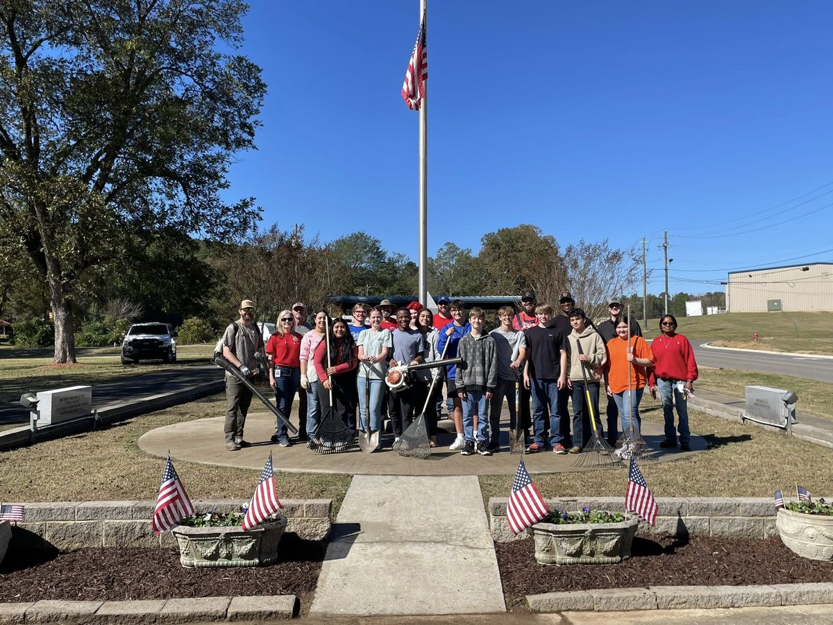 ALPowerFdn's tweet image. Gratitude through action. Members of the Alabama Power Service Organization celebrated #VeteransDay with service projects that honor and support veterans across the state 🇺🇸 #PowerofGood
