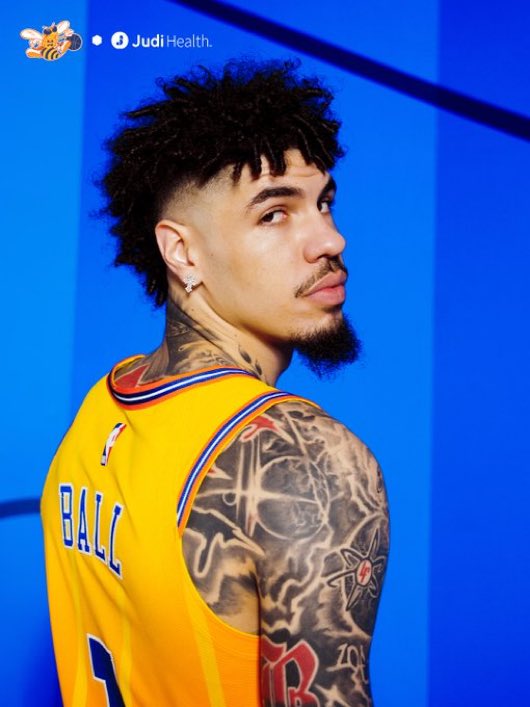 NBAdoPovo's tweet photo. O QUE ?

Um dos motivos que o Minnesota Timberwolves passou o LaMelo Ball no draft foi porque ele foi mal nas entrevistas 

Uma das respostas que assustou o Timberwolves, foi quando perguntaram o que ele queria fazer depois de se aposentar, e o LaMelo respondeu:

"Quero ser presidente dos Estados Unidos"

😭😭😭

🗞 @hoopshype