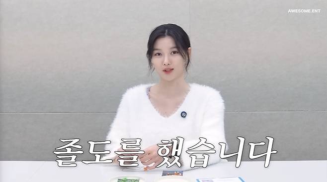 Kim Yoojung cerita episode 3 tuh yang paling berat selama syuting Dear X. Soalnya setelah syuting Yoojung sempet pingsan.

Yoojung ngerasa syuting Dear X tuh berat bgt sampai berat badannya turjn. Bahkan mukanya Yujung tuh tirus banget sampe orang-orang pada khawatir ke dia