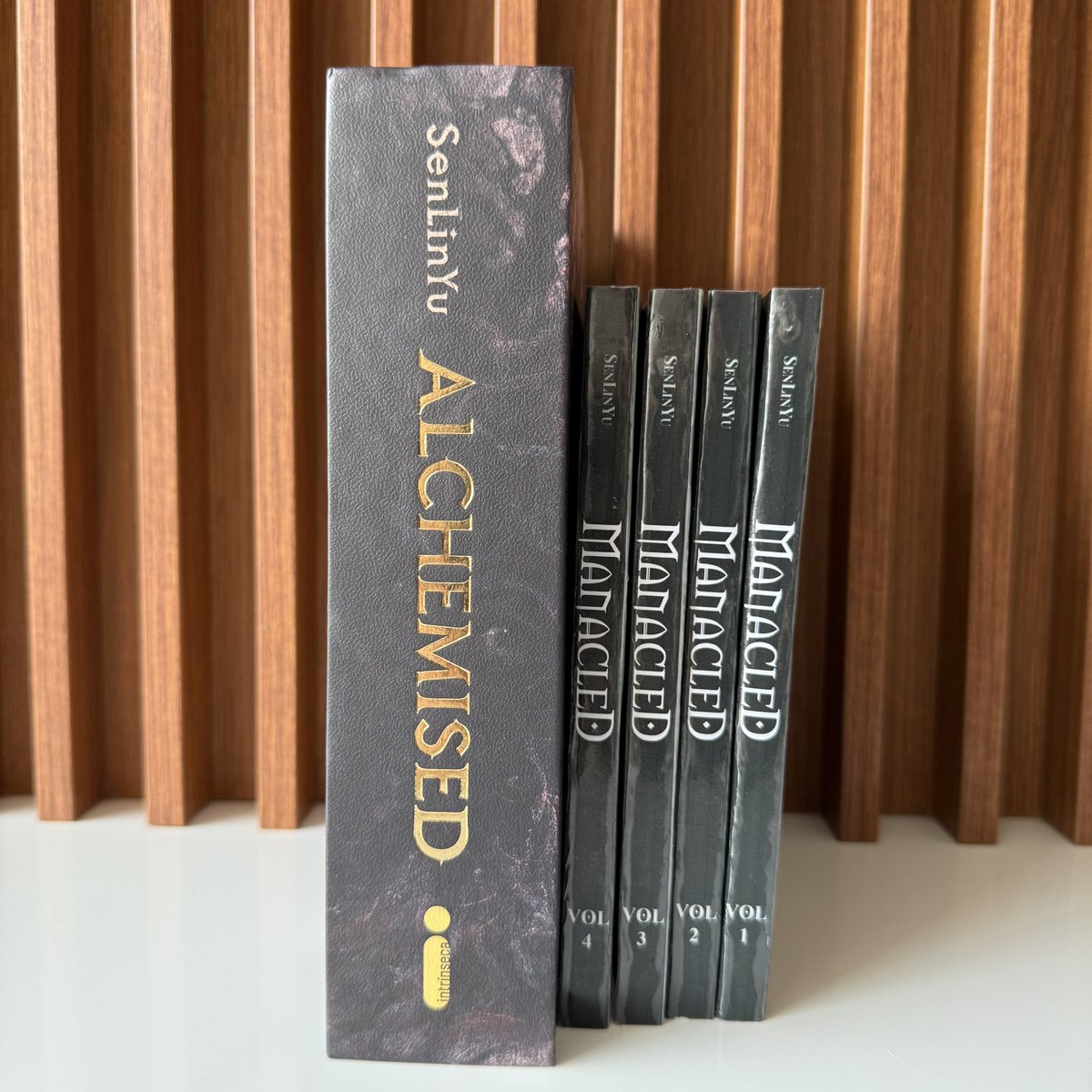 🍀🎉SORTEIO🎉🍀
🍀🎉SORTEIO🎉🍀

- ALCHEMISED - CAPA DURA
- MANACLED - 4 VOLUMES

Para você que é fã dessa história, sua chance de ter as duas versões na sua estante: a fanfic e a publicada.

REGRAS:

1) REPOSTAR e CURTIR este tweet
2) Seguir <a href="/gramaturaalta/">GRAMATURA ALTA📚🏳️‍🌈</a> 

🗓️- Encerra dia