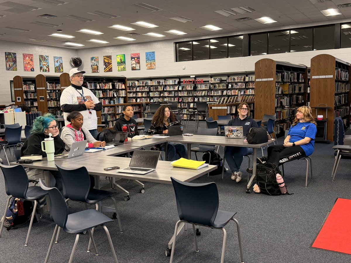 🌍 Global Opportunity for ALL!! 🇫🇷🇪🇸

Our students met virtually with speakers from France to learn about a gap-year Cultural Immersion Internship in France or Spain!

Highlights:
• 6–10 month internship
• 22–28 hrs/week
• Dorm-style housing or host family
• Monthly stipend