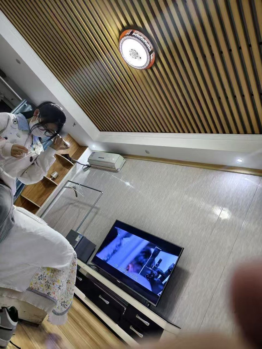 fkyangdan's tweet photo. 开发素人最喜欢的就是遇到长得好看又年轻接受能力同时又很强的的女孩.这个妹子全占了。虽然第一次接触但不会畏手畏脚，我已经从最初的每次玩之前劝她不要害怕尽管使劲就行，变成了现在玩之前都得嘱咐她玩的时候看着点脚下，真踩烂了就完蛋了#踩踏羞辱  #踩踏板 #踩鸡 #踩阳 #隔板 #碾踩 #剁踩 #踩废 https://t.co/x1rSRCfDnH