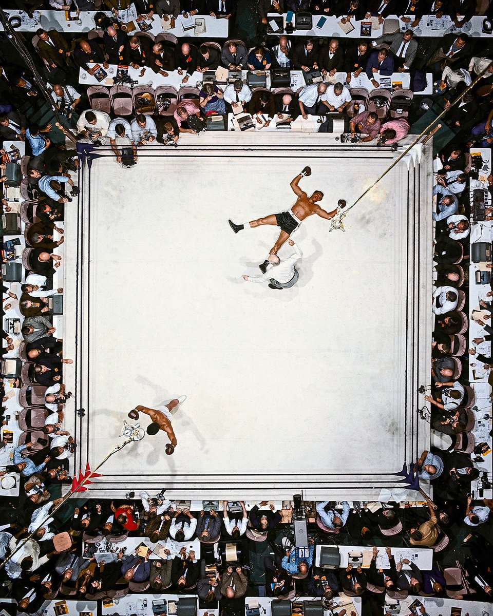 MuhammadAli's tweet image. On this day in 1966 🥊

Debuting the Ali shuffle, Muhammad Ali defeated Cleveland Williams in the third round. Of note, this photo is considered to be one of Neil Leifer’s favorites!

📸: @LeiferNeil 

#MuhammadAli #Icon #AliShuffle #ClevelandWilliams #Victory #HistoricMoments…
