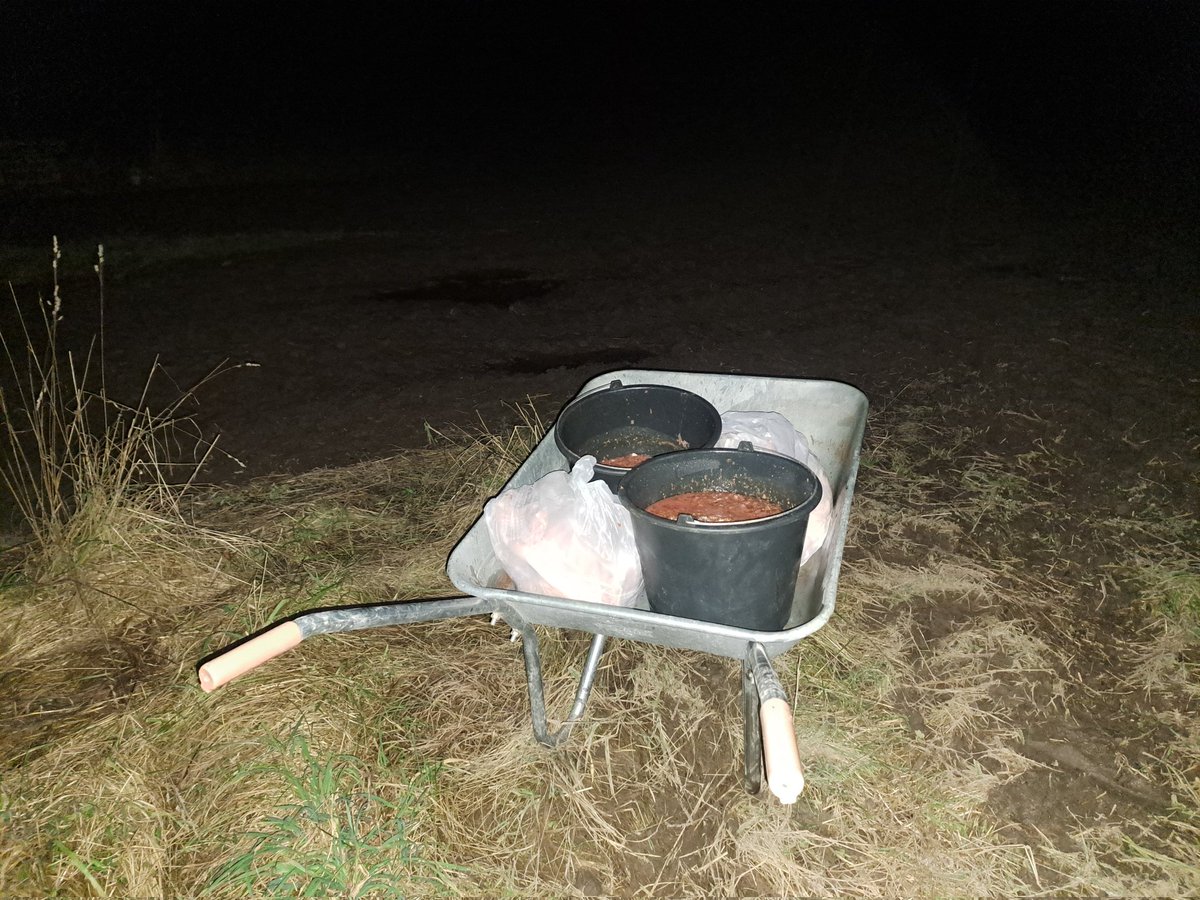 Реву не реву, а народ кормить надо
Три ходки сейчас по непролазной грязи от машины к участку в деревне
Все накормлены
Тишина