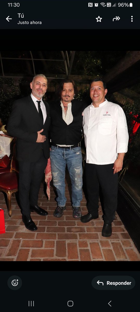 Un buen tipo. Esta noche se pasó por El Mercado Faena el señor Depp. Cenó pestaña, asado y se tomó los mejores vinos de la carta. El que sabe, sabe. Acá con Maxi Pérez el sommelier y Emi Yulita, chef ejecutivo. El mejor momento de Buenos Aires.