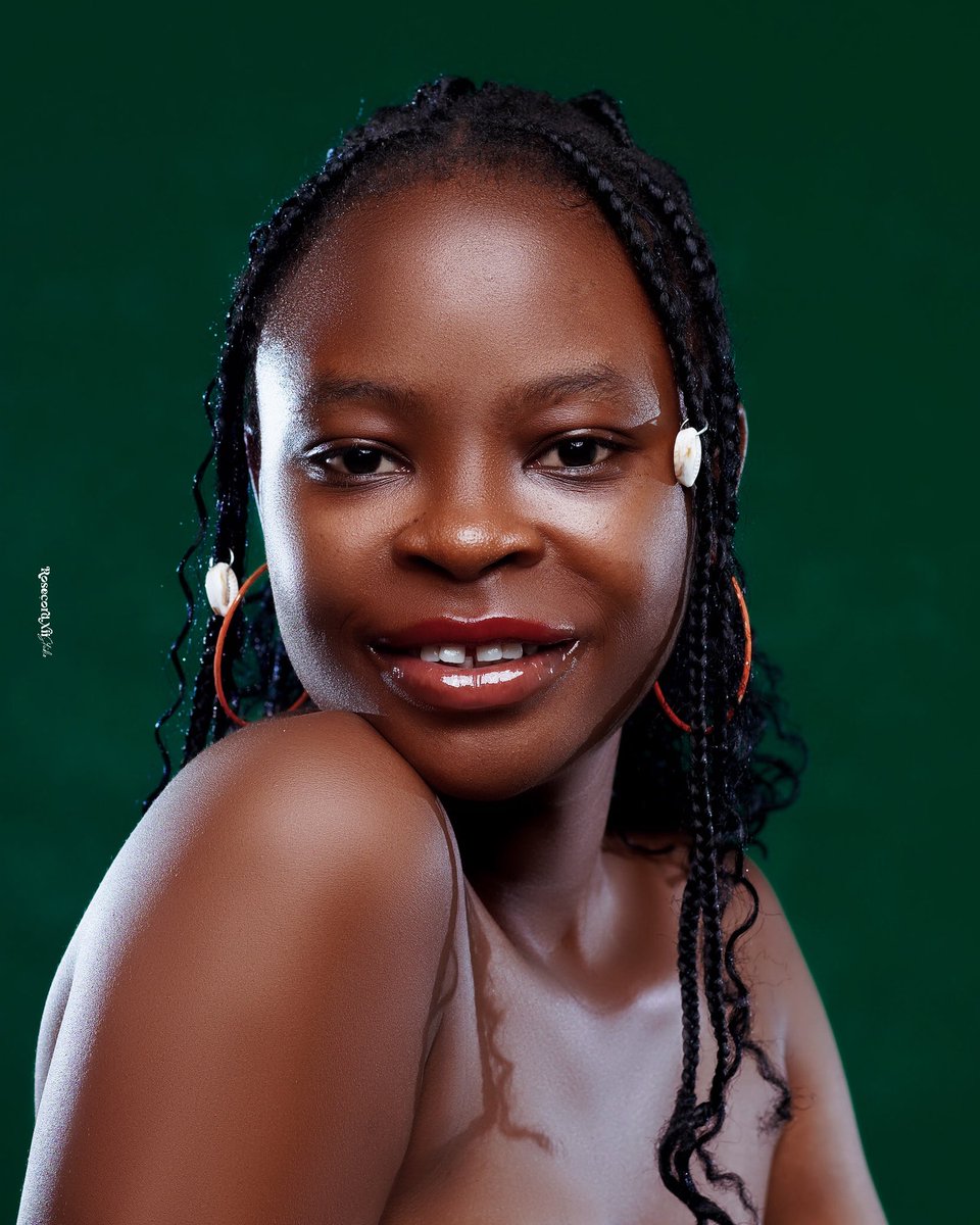 Série portrait: 30 jours 30 visages – Jour 14

Une lumière, un regard, une histoire.
👩🏽‍🦰: Océane

📞 +229 01 58336433
📍 Atrokpocôdji
©️ Rosecord XII Studio

________________________
#PortraitsDuMois #Rosecord #HumanLight #BeninPhotography #PhotoArt #CreativeSoul #StudioStory