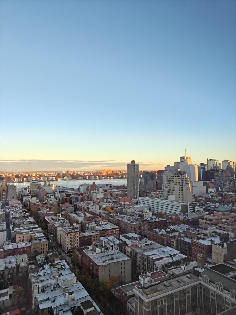 jonvaliagas's tweet image. Kind of torn. OnePlus 15 cameras are pretty solid, until they aren&apos;t. It can miss poorly in low light.