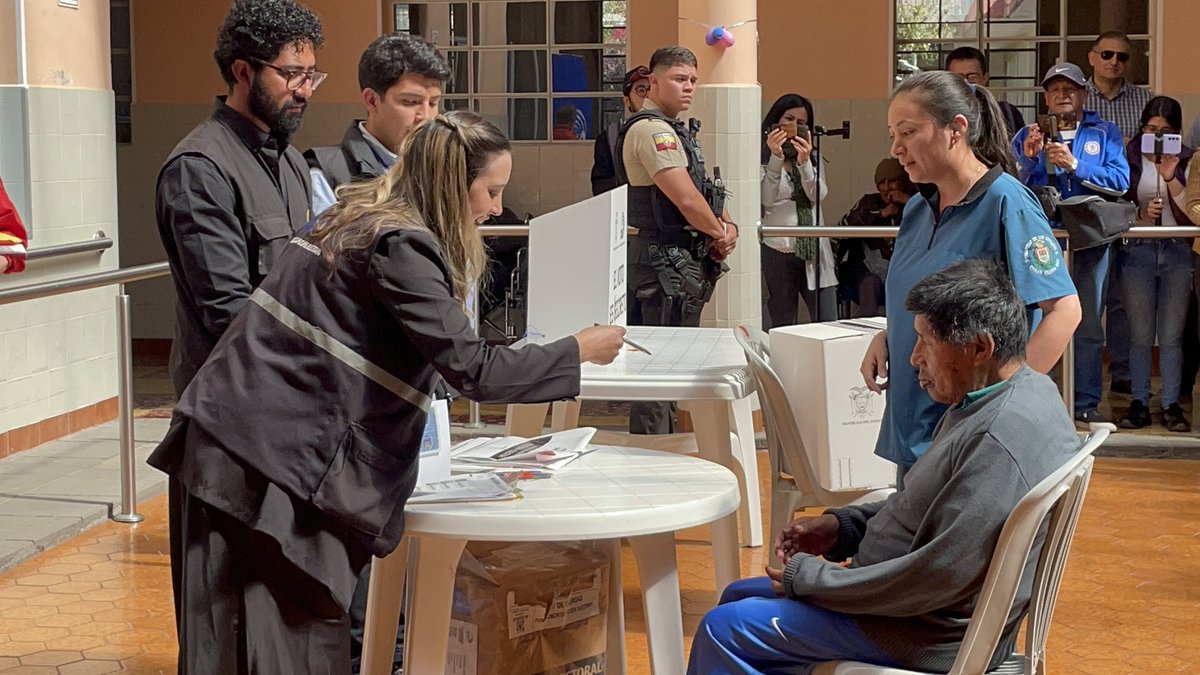 🗳️Hoy se dio el #VotoEnCasa en #Azuay. El Hogar Cristo Rey fue uno de los lugares a donde llegó personal del #ConsejoNacionalElectoral para receptar los votos de la Consulta y Referéndum 2025. 
 #Cuenca
#Referéndum2025
#ConsultaPopular2025
#Ecuador2025